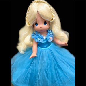 Disney CLASSIC CINDERELLA 13” Precious Moments Doll. Like new condition